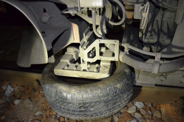 Gumikat raktak a sínekre a hülyegyerekek 1