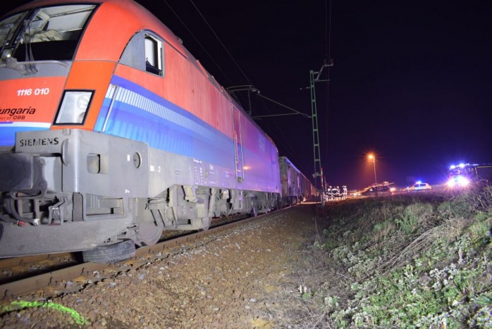 Gumikat raktak a sínekre a hülyegyerekek