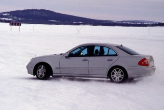 Itt a tél, vegyük át a kötelező vezetési leckét, ha nem akarunk bajt