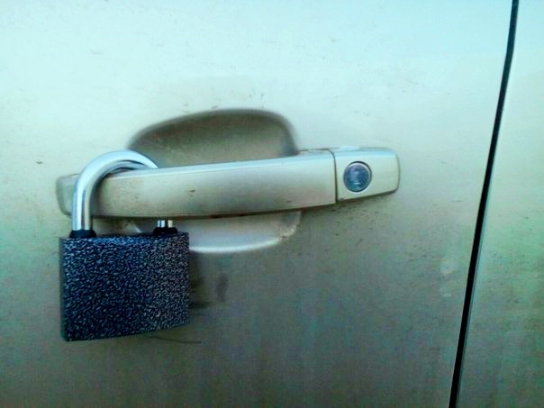 Bosszantó csalás terjed az oroszoknál, lelakatolják az autókat 1