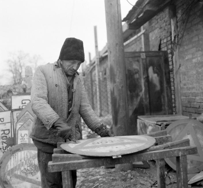 Furcsa, de tény, a STOP tábla lehet sárga és kerek, és így is teljesen szabályos 3 Furcsa, de tény, a STOP tábla lehet sárga és kerek, és így is teljesen szabályos 3