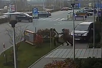 92 éves sofőr gázolt a járdán, csoda hogy túlélték