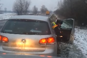Levillogta a lassú autót, kiderült hogy rendőr, ez lett a vége