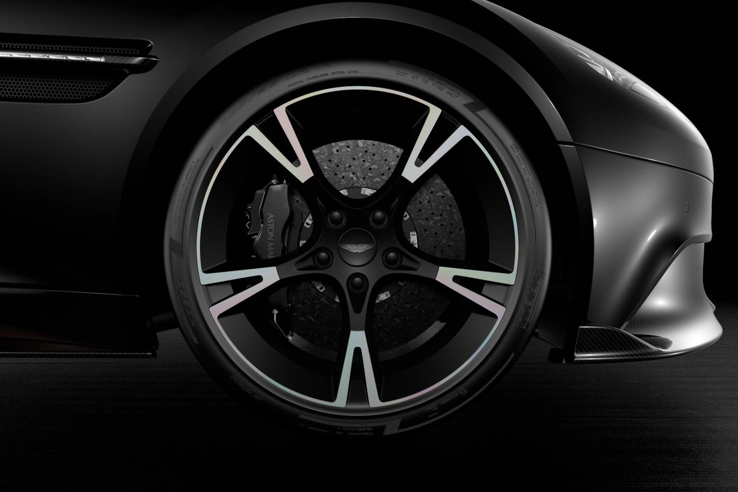 Feketében búcsúzik az Aston Martin Vanquish 8