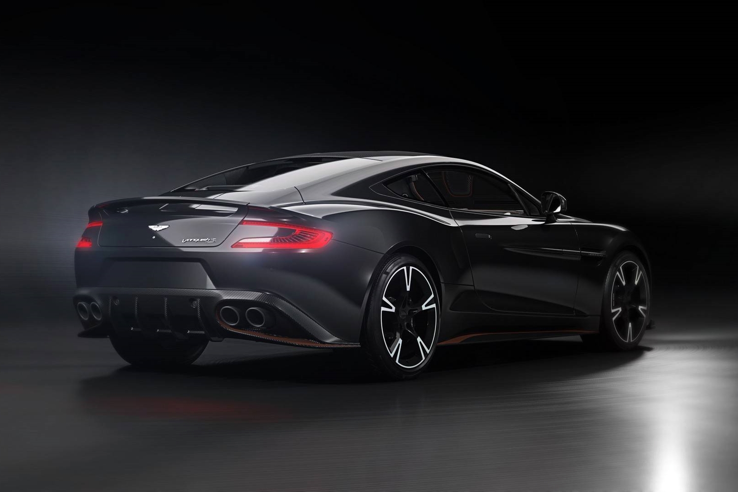 Feketében búcsúzik az Aston Martin Vanquish 1