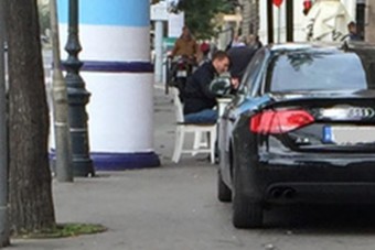Nem szimplán a járdára parkolt ez a pesti audis, annál sokkal taplóbb volt