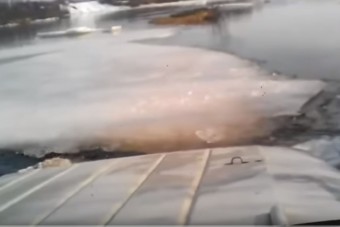 Bár ezeréves technika az UAZ, de még mindig nincs előtte akadály