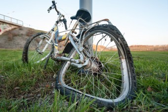 Autó előzött biciklit, meghalt egy kamasz