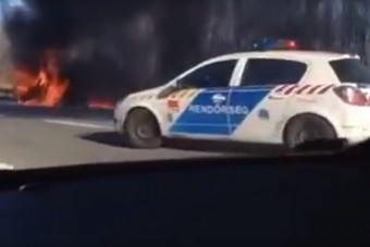 Pokoli lángokkal éget egy BMW az M0-son