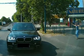 Bénázott a szabálytalan budapesti autós, csúnyán feltartotta a mentőt