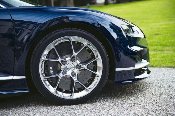 Mire mennél 1500 lóerővel? 3 Hatalmas kerámiafékek, speciális Michelin gumikkal szerelt elöl 20-as, hátul 21-es kerekeken