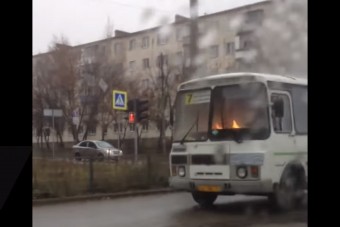 Lángolt a busz, a sofőr nem pánikolt, szépen ment tovább