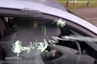 Elege lett a vezetés közben telefonálókból a furgonosnak