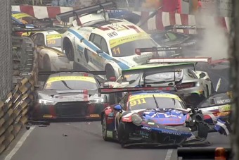 Hihetetlen baleset a makaói GT futamon