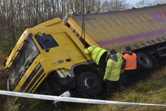 Árokba borult kamion miatt volt teljes útzár az M0-son