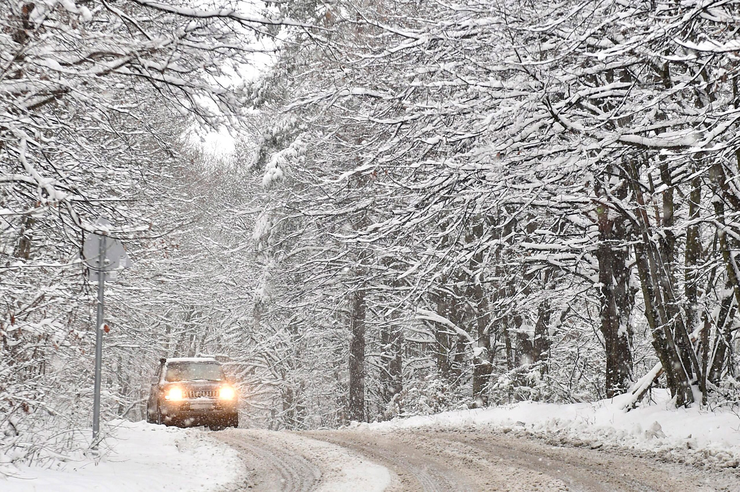 Hó alatt az ország egy része, friss fotók az utakról 8