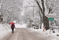 Hó alatt az ország egy része, friss fotók az utakról 15