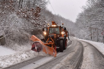 Hó alatt az ország egy része, friss fotók az utakról