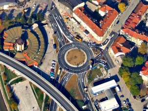 Egy új szerb körforgalomnak köszönhetjük a nap videóját