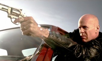 Bruce Willis akkor is eszetlen nagy király ha volán mögött ül