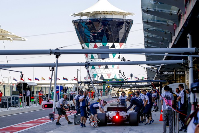 F1: Hamilton az élen, idegen tárgy a pályán – videó 1 | Vezess F1: Hamilton az élen, idegen tárgy a pályán – videó 1