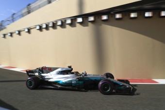 F1: Hamilton az élen, idegen tárgy a pályán - videó