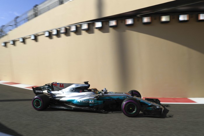 F1: Hamilton az élen, idegen tárgy a pályán – videó