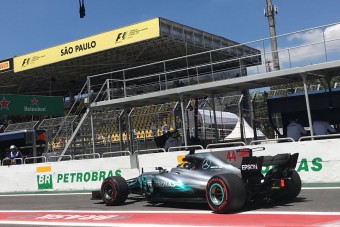 F1: Hamilton majdnem ütközött, de első Brazíliában