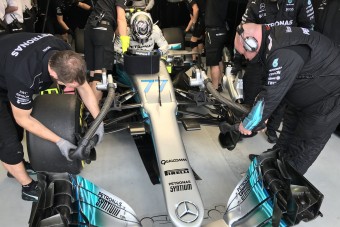 F1: Bottas lenyomta Hamiltont