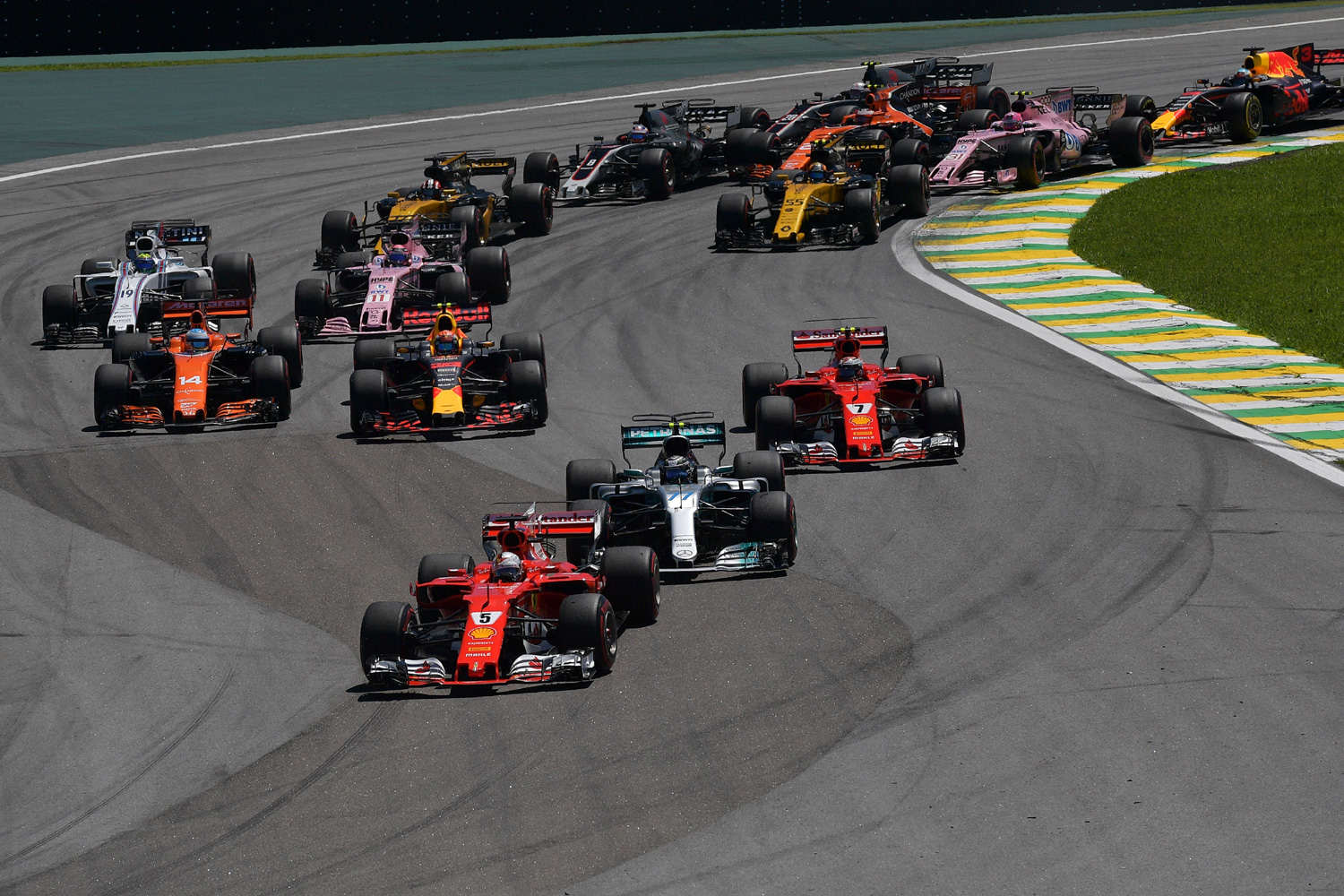 F1: Vettel győzött, Hamilton 16 helyet javított 11