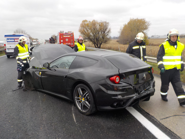 Rommá törtek egy Ferrarit az M1-esen – fotók 4