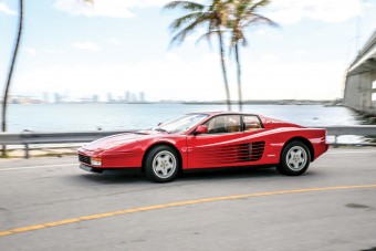 Itt a Ferrari, ami visszarepít a 80-as évekbe