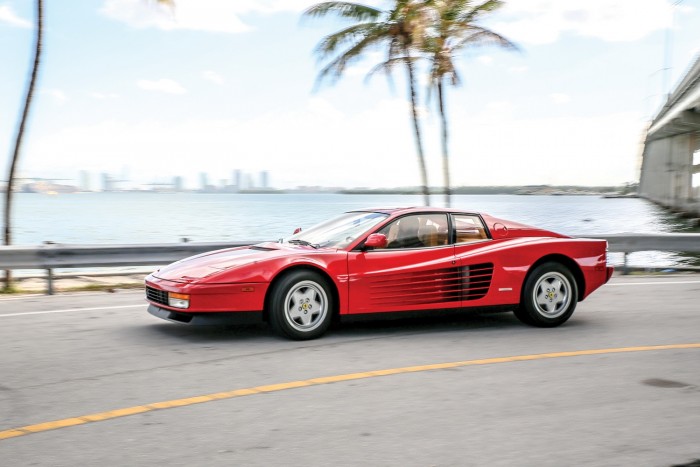 Itt a Ferrari, ami visszarepít a 80-as évekbe