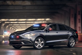 Konnektoros hibrid rendőrautó a Fordtól