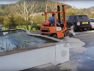 Nézni is fáj a targoncák mestereit bénázás közben