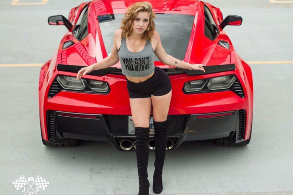 Ívelt karosszériák, mosolygó hölgyek képcsokra 18