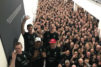 F1: Videón Hamilton triumfusa