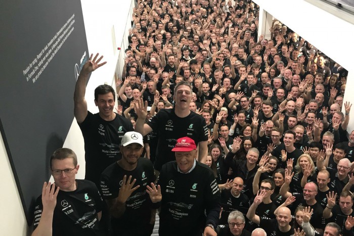 F1: Videón Hamilton triumfusa