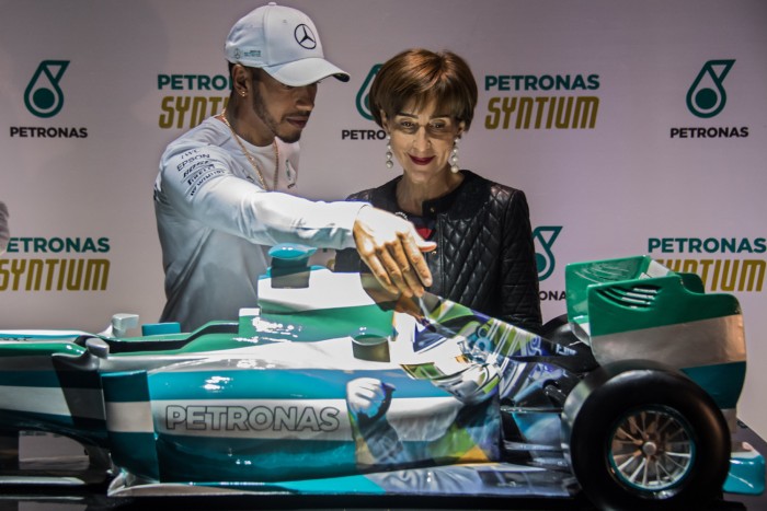 F1: Hamilton kapott egy autót, azonnal elajándékozta 1