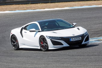 Egy kanyar után összetörte új autóját