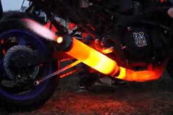 Milyen zseni gyárt kipufogót nem hőálló anyagból?!