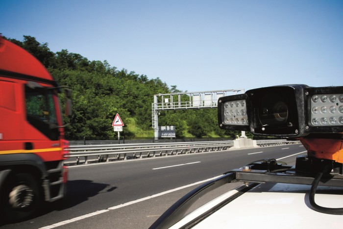 Négymilliárd forintnyi útdíjat csalt el egy banda