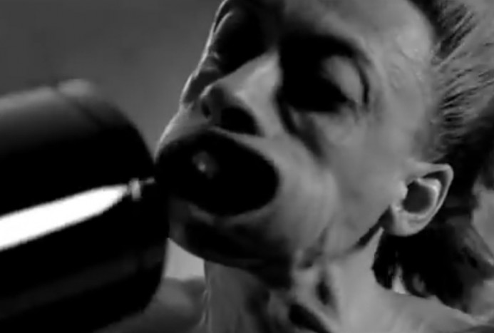 Autót így még nem reklámoztak