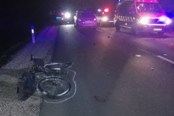 Kivilágítatlan kerékpárost gázolt el az autós