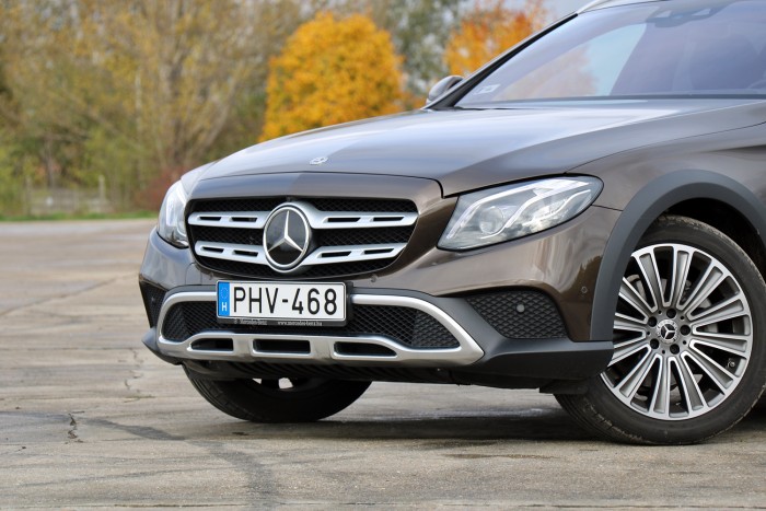 Magas luxusputtonyos a Mercedestől 76 Magas luxusputtonyos a Mercedestől 76