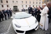 Megesz a sárga irigység a pápa új kocsijától 7