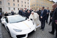 Megesz a sárga irigység a pápa új kocsijától 2