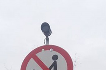 Megtaláltuk a magyar jelzőtáblát, ami a világ két legjobb dolgát tiltja meg