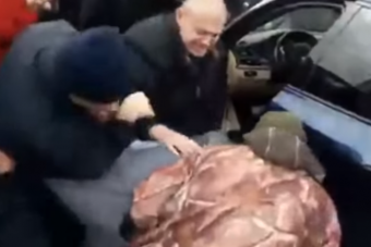 A tahó parkolás csúcsát mutatta be az autós, megverték érte a gyalogosok