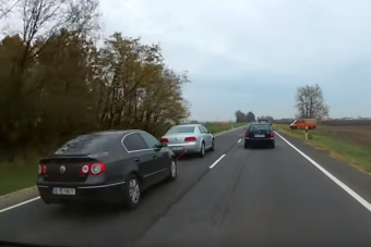 Veszettül veszélyes vontatás a 4-es úton